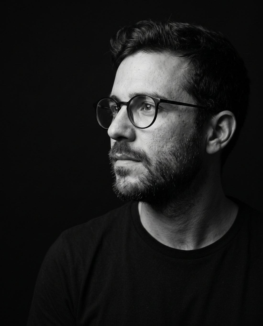 Black-and-white portrait of Mateo Arenas looking to the side